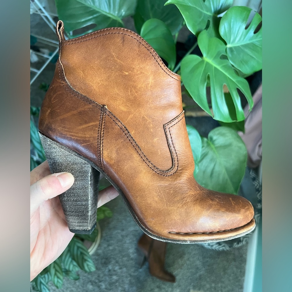 Frye women’s heeled bootie cognac brown leather size 9